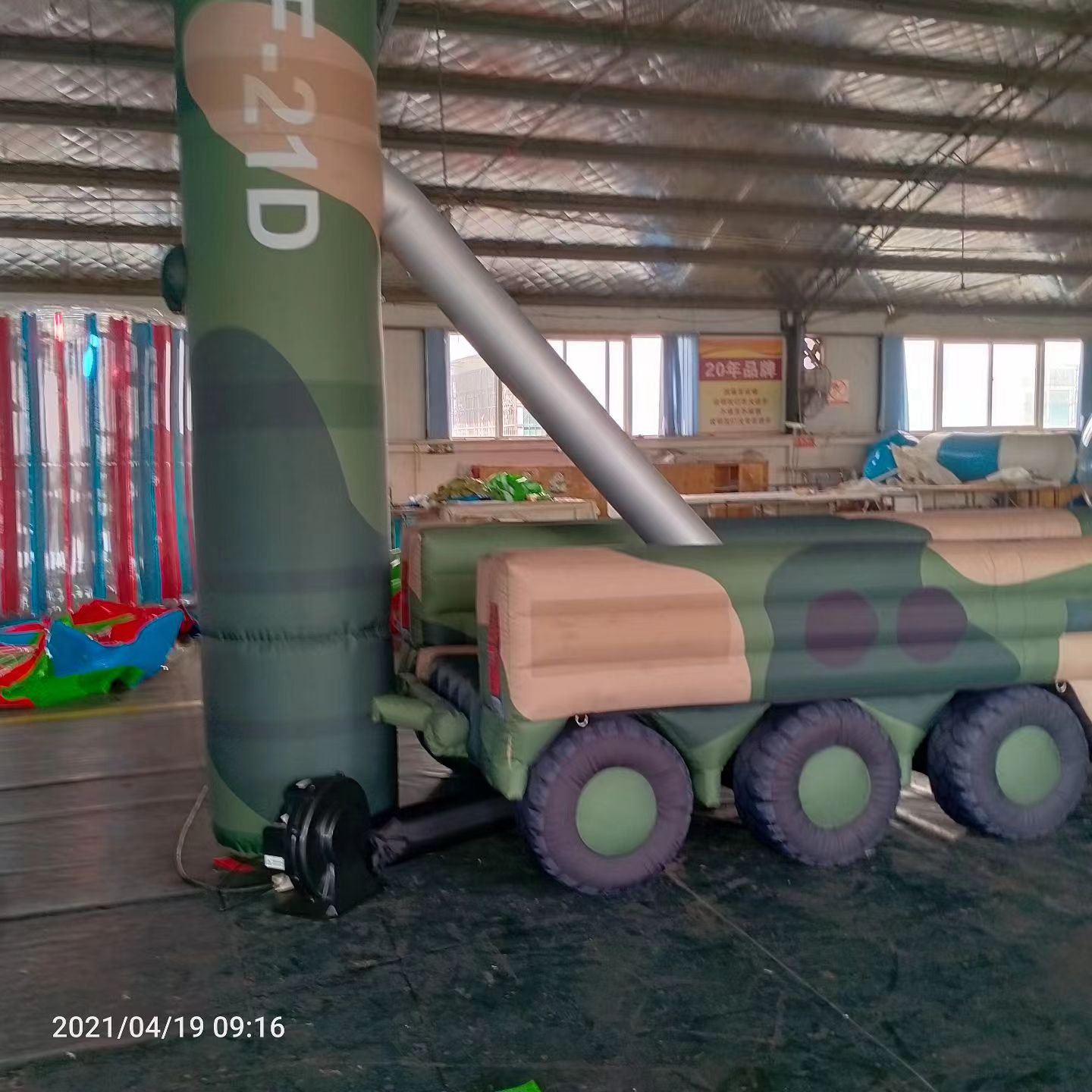 台前军事演习中的充气目标车辆：模拟发射车雷达车坦克飞机